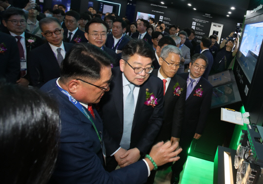 LS일렉트릭이 'SIEF·KSGE 2024'에서 파트너십 존을 운영한다. 구자균 LS일렉트릭 회장(왼쪽부터), 최남호 산업부 2차관, 김동철 한국전력공사 사장이 전시관을 둘러보고 있다. LS일렉트릭 제공